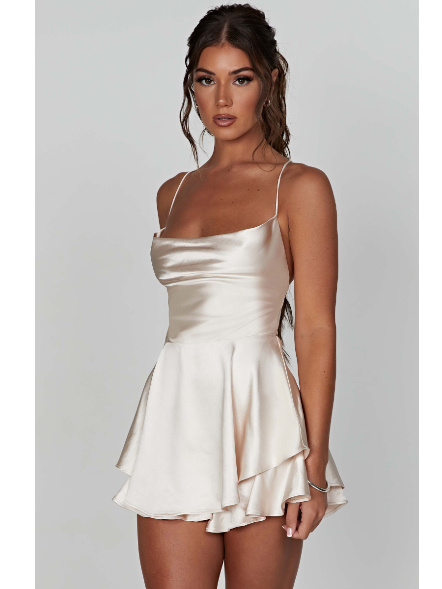 Macaquinho Feminino de Cetim com Babados