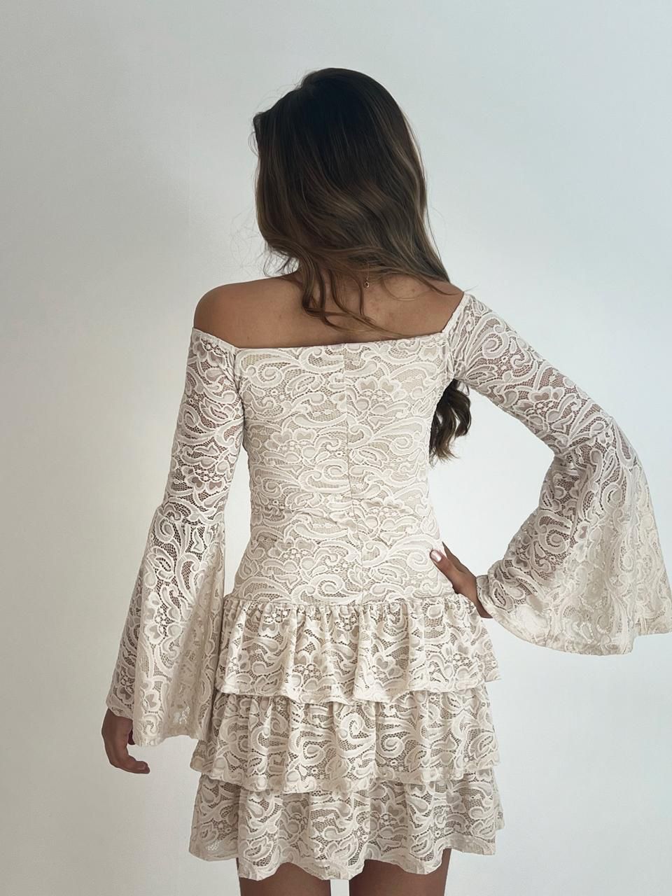 Vestido Manga Longa Curto de Renda e Babados Modern Melissa