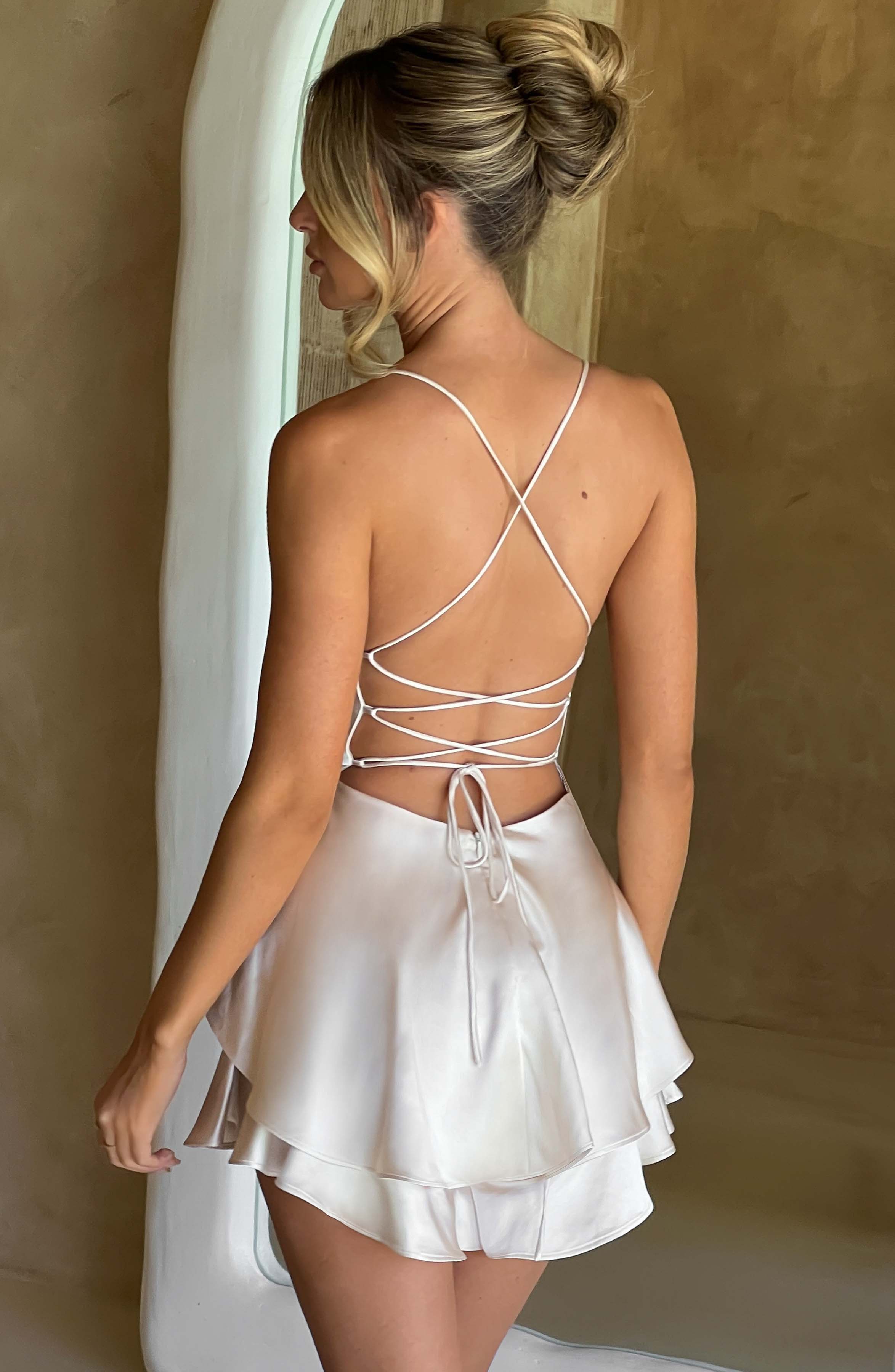 Macaquinho Feminino de Cetim com Babados