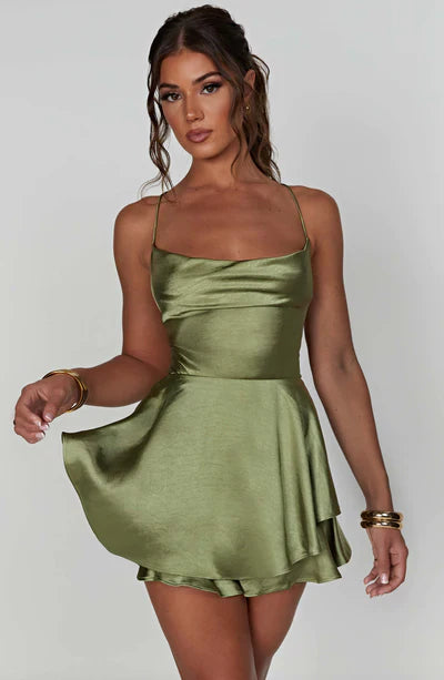 Macaquinho Feminino de Cetim com Babados