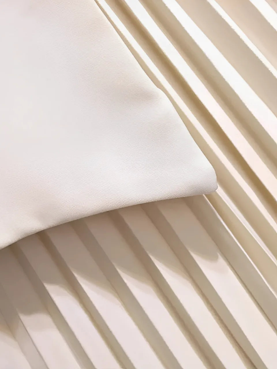 Vestido Midi Alfaiataria Plissado com Cinto Modern Yara